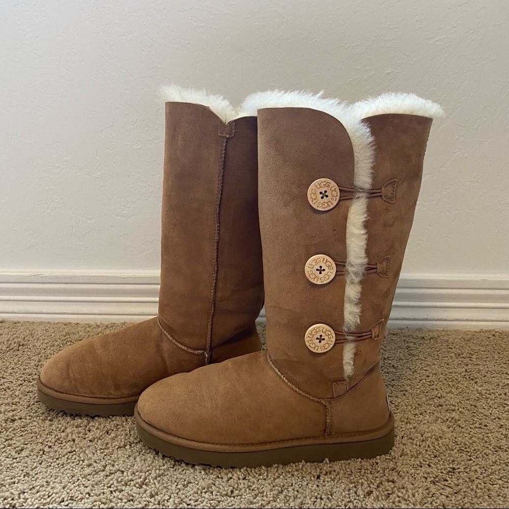 UGG Women’s Bailey Button Triplet Boot in Chesnut
